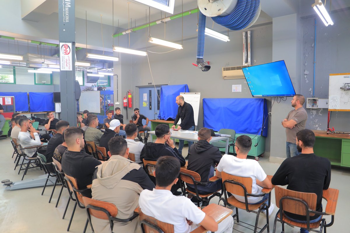 كلية هشام حجاوي التكنولوجية تستضيف المهندس والخبير في كهرباء وميكانيك المركبات عدلي عميرة