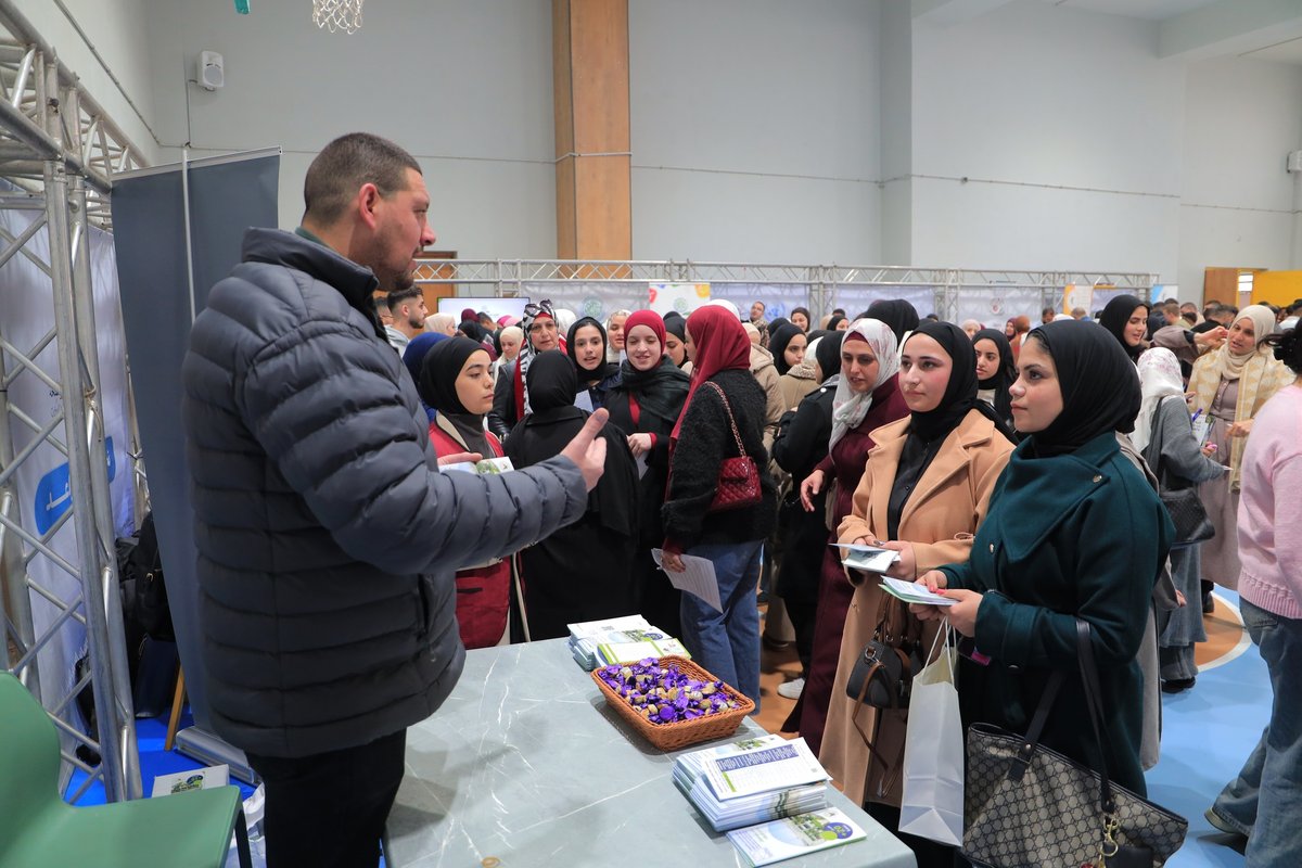 كلية هشام حجاوي تشارك في اليوم الإرشادي بجامعة بوليتكنك الخليل لتعريف طلبة التوجيهي بتخصصاتها التقنية