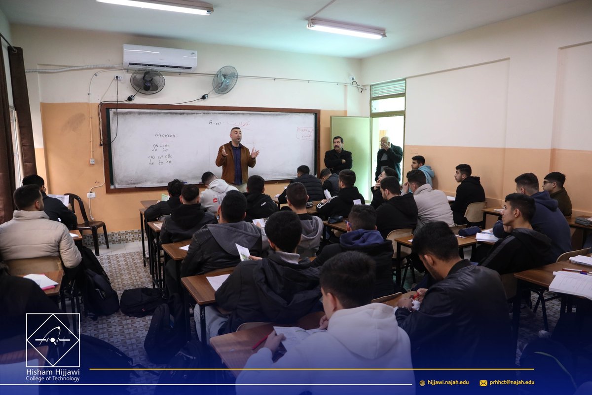طاقم العلاقات العامة والإرشاد المهني في كلية هشام حجاوي يزور الثانوية الإسلامية ضمن برنامج الزيارات الإرشادية