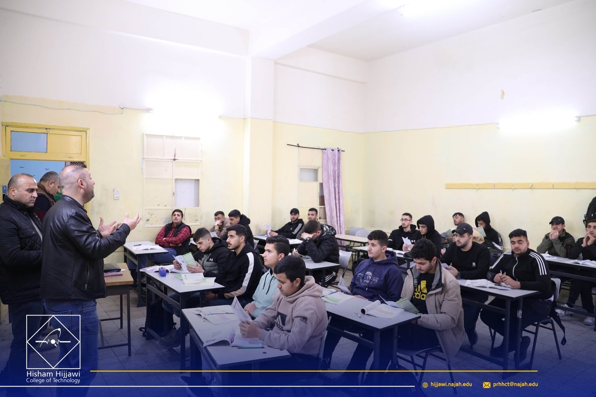 طاقم العلاقات العامة والإرشاد المهني في كلية هشام حجاوي يزور مدرسة عمرو بن العاص ضمن برنامج الزيارات الإرشادية
